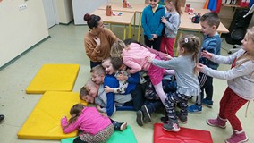 Dzieci układają ekoludkową pizzę