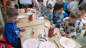 Dzieci w trakcie malowania