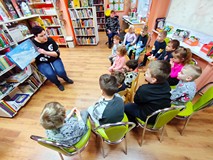 Głośne czytanie przedszkolakom z Kangurka