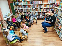 Głośne czytanie przedszkolakom z Kangurka