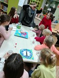 Pani Ania gestykuluje