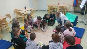 Dzieci tworzą wspólny plakat