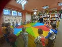 Zabawy z chustą animacyjną