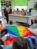Pani Ania opowiada dzieciom  o Kubusiu Puchatku