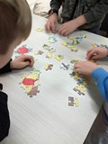 Dzieci układają  puzzle na czas