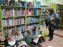 Pani Ania pokazuje dzieciom wybrane książki