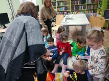Pani Ania pokazuje dzieciom wybrane książki
