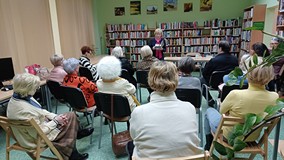 na zdjęciu autorka opowiada o swojej twórczości