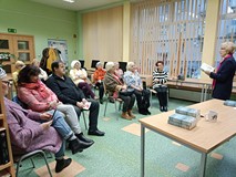 na zdjęciu autorka opowiada o swojej twórczości