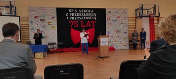 pani dyrektor szkoły przemawia