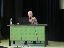 Monika Olszak prezentuje  Bibliotekę Publiczną Gminy i Miasta Sianów