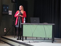 Karina Maciejewska prezentuje Gminną Bibliotekę Publiczną w Manowie