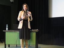 Dyrektor Natalia Jastrzębska prezentuje Gminną Bibliotekę Publiczną w Będzinie