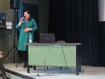 Dyrektor Agnieszka Hryniewicz prezentuje  Bibliotekę Publiczną Gminy Biesiekierz