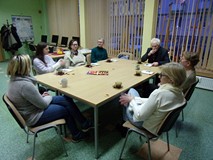 na zdjęciu zebrani dyskutują o książce