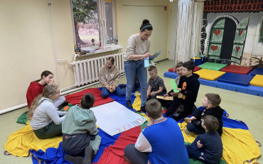 Bibliotekarka i dzieci w trakcie sporządzania kontraktu