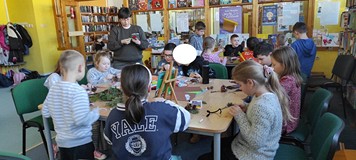 dzieci wykonują szyszaki