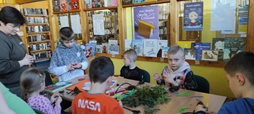 dzieci wykonują szyszaki