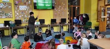 leśniczka pokazuje dzieciom prezentację multimedialną o ptakach