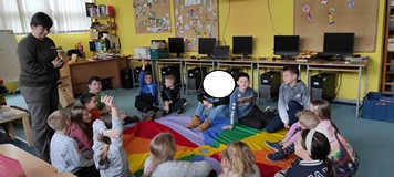 leśniczka rozmawia z dziećmi