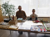 Uczestnicy Giełdy Kolekcjonerskiej prezentują swoje zbiory.