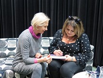 Joanna Jax rozdaje autografy