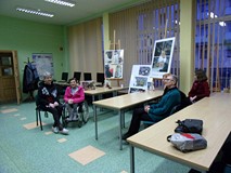 na zdjęciu uczestnicy rozmawiają