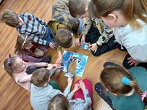 Zimowe zabawy z Olafem i zadania do wykonania, by uratować moce Elzy i rodzinną fotografie Olafa