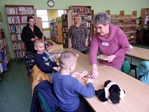 dzieci dostają książki