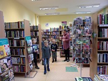 dzieci oglądają bibliotekę