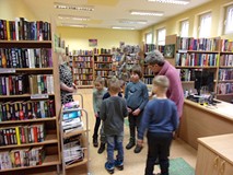 dzieci oglądają bibliotekę