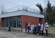 Dzieci przed Obserwatorium