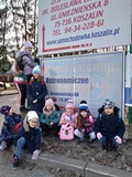 Dzieci przed wejściem do Obserwatorium