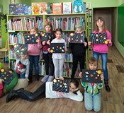 Dzieci w własnymi pracami plastycznymi