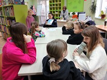 Dzieci z policjantką podczas pogadanki o bezpieczeństwie