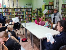 Dzieci z policjantką podczas pogadanki o bezpieczeństwie