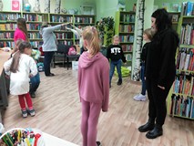 Dzieci podczas warsztatów teatralnych z Ewą Czapik-Kowalewską