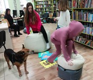 Dzieci podczas warsztatów teatralnych z Ewą Czapik-Kowalewską