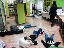 Dzieci podczas warsztatów teatralnych z Ewą Czapik-Kowalewską