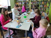 Dzieci podczas pracy nad naszym układem planetarnym