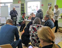 Uczestnicy spotkania podczas składania wniosków o Kartę Mieszkańca