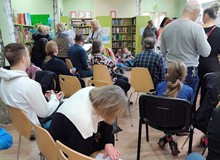 Uczestnicy spotkania podczas składania wniosków o Kartę Mieszkańca