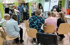 Uczestnicy spotkania podczas składania wniosków o Kartę Mieszkańca