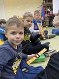Dzieci podczas zajęć biblioterapeutycznych.