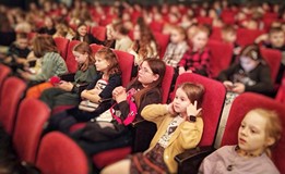 Dzieci w teatrze.