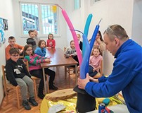 Pomysłowa Fabryka pokazuje dzieciom eksperyment.