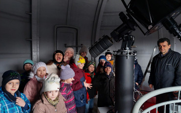 Na  zdjęciu grupa feriowiczów w obserwatorium astronomicznym