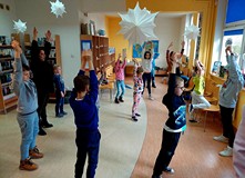 Na zdjęciu dzieci podczas warsztatów teatralnych z panią Ewą Czapik