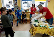 Na zdjęciu doświadczenia z ciekłym azotem prezentuje pan Tomek