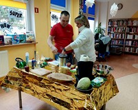 Na zdjęciu, Ewa wkłada rękę do pojemnika z ciekłym azotem pod nadzorem pana Tomka